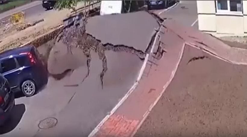 Απίστευτο βίντεο: Αγωγός νερού εκρήγνυται και αφήνει πίσω του κρατήρα έξι μέτρων